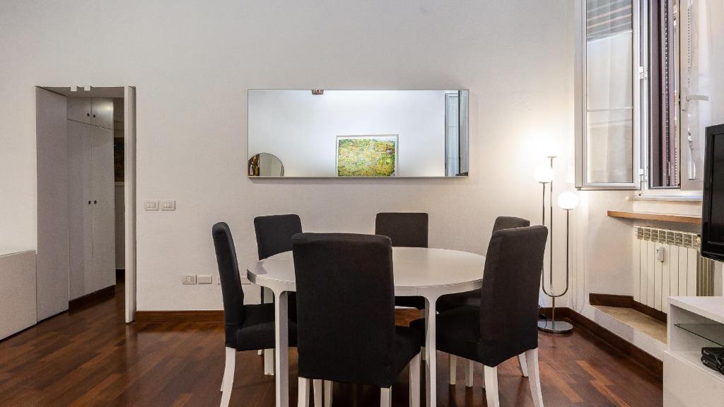 A television and/or entertainment centre at Cartari Rental in Rome Apartment