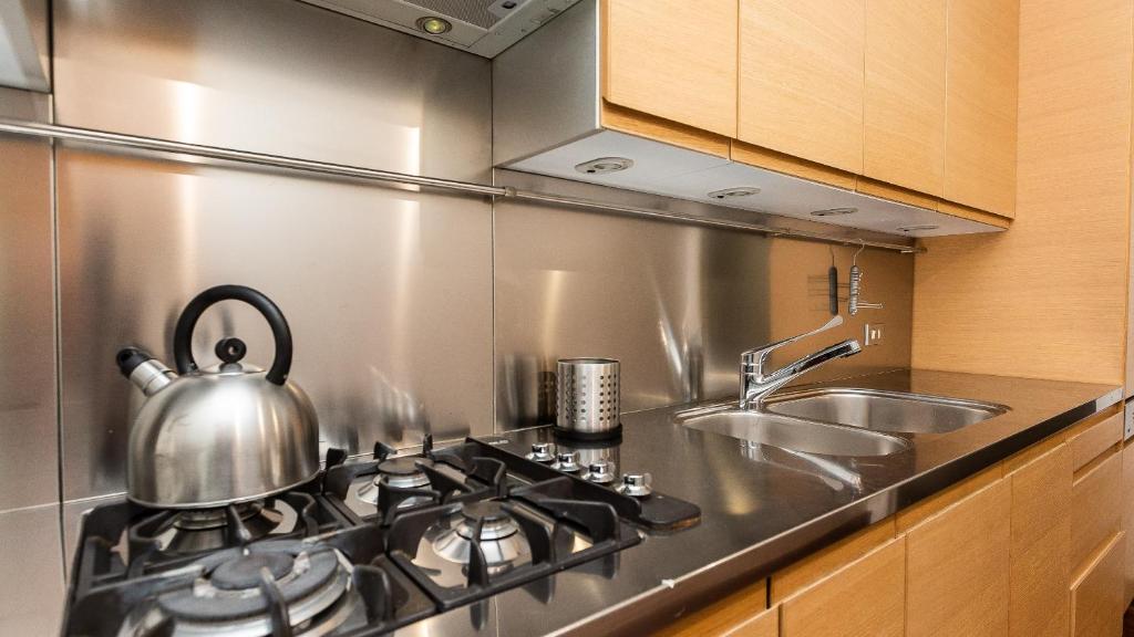 A kitchen or kitchenette at Cartari Rental in Rome Apartment