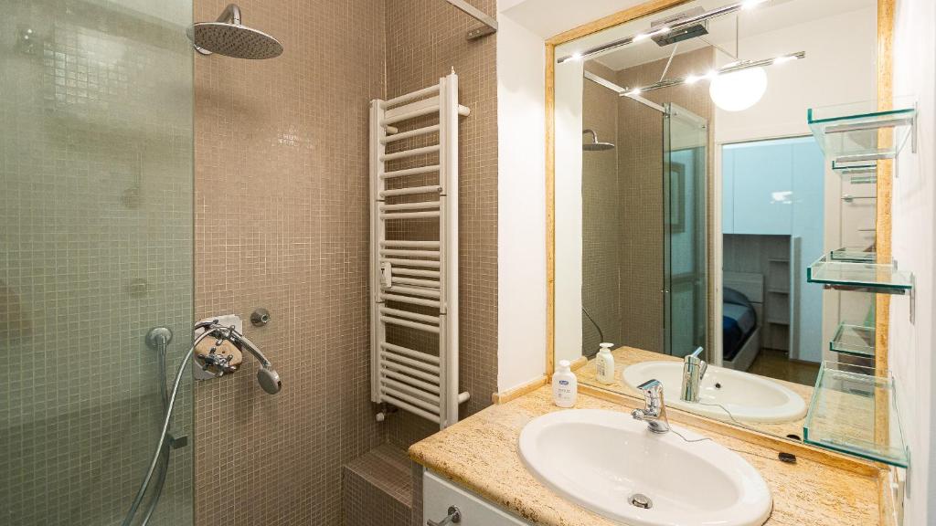 A bathroom at Cartari Rental in Rome Apartment