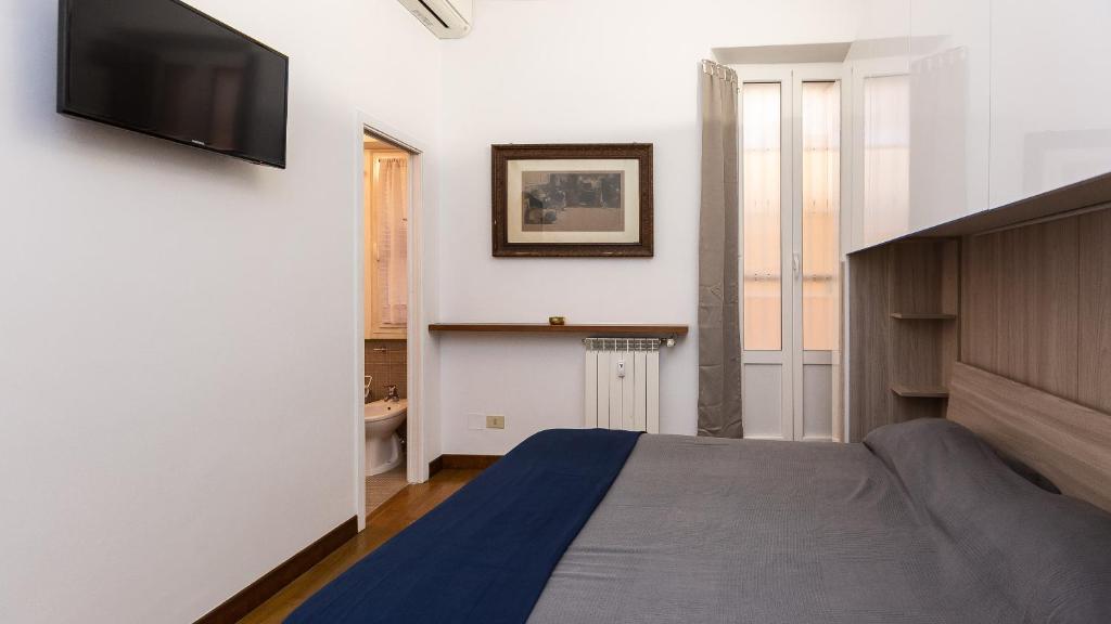 A television and/or entertainment centre at Cartari Rental in Rome Apartment