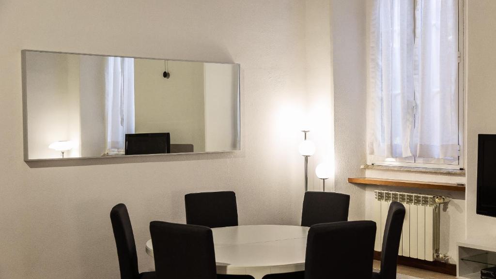 A television and/or entertainment centre at Cartari Rental in Rome Apartment