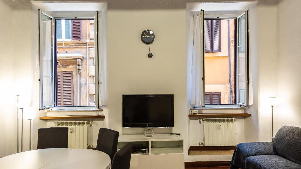 A television and/or entertainment centre at Cartari Rental in Rome Apartment