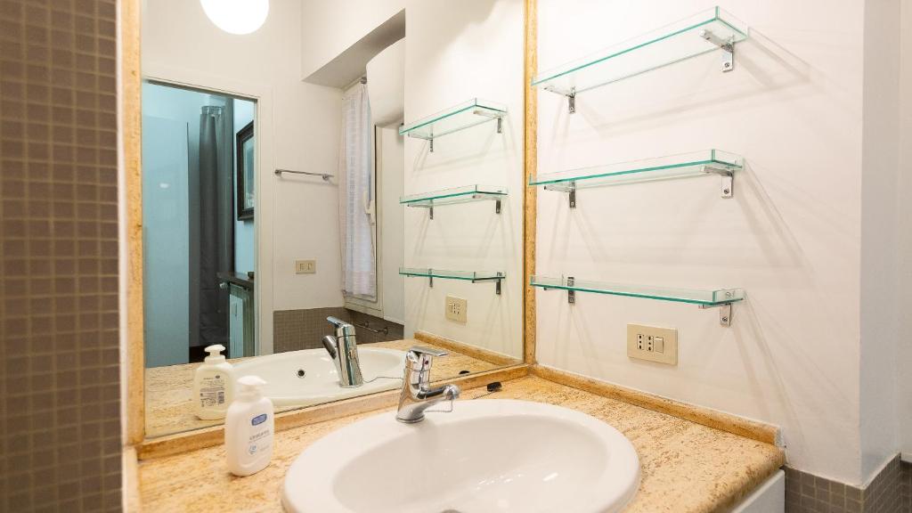 A bathroom at Cartari Rental in Rome Apartment