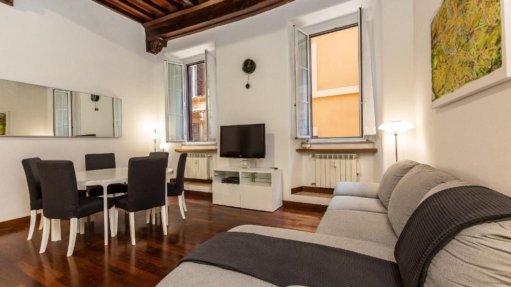 A television and/or entertainment centre at Cartari Rental in Rome Apartment