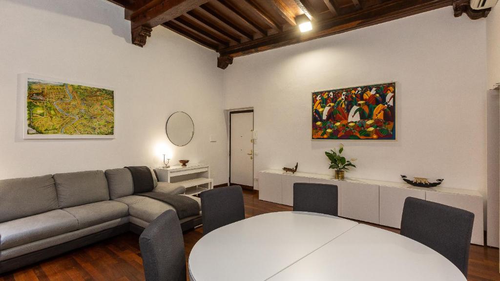 A seating area at Cartari Rental in Rome Apartment