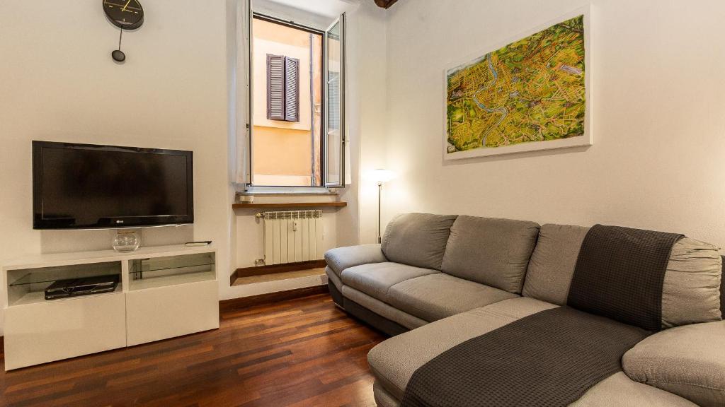 A television and/or entertainment centre at Cartari Rental in Rome Apartment