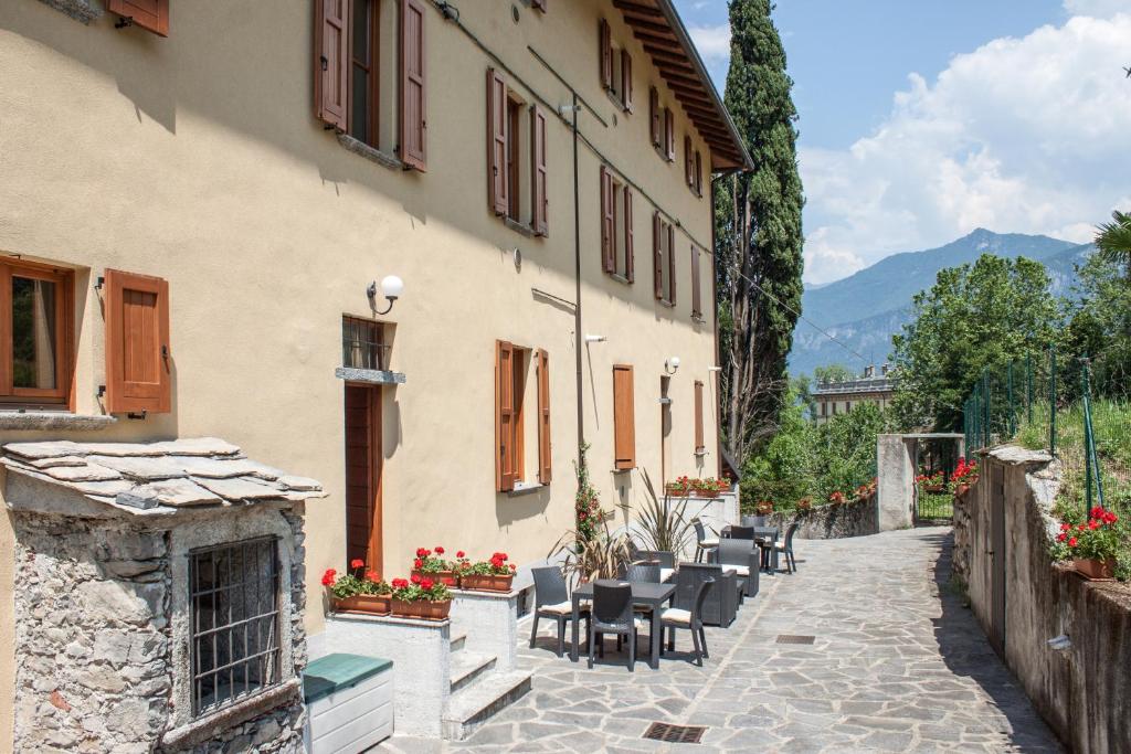 un patio con tavoli e sedie accanto a un edificio di Appartamenti Villa Giulia a Bellagio