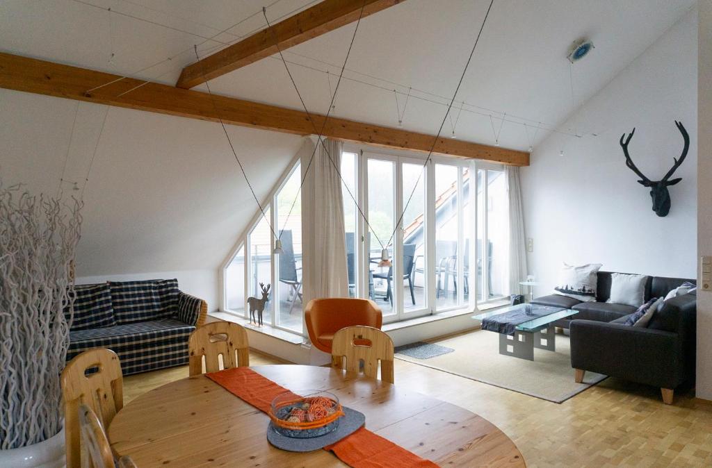 ein Wohnzimmer mit einem Holztisch und einem Sofa in der Unterkunft Wurmberg in Sicht -Ferienwohnung Schulte in Schierke