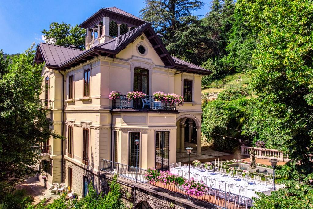 une maison avec un balcon fleuri dans l'établissement Villa Alceo, à Viggiù