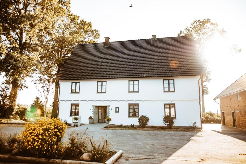 una casa blanca con techo negro en Gästehaus Meiwes en Delbrück
