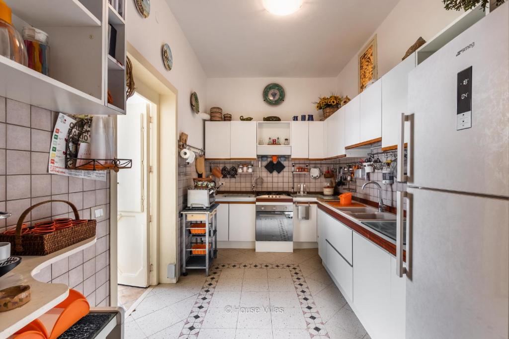 A kitchen or kitchenette at House&Villas - La casa delle Stelle