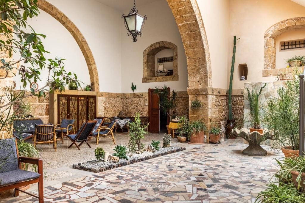 A garden outside House&Villas - La casa delle Stelle