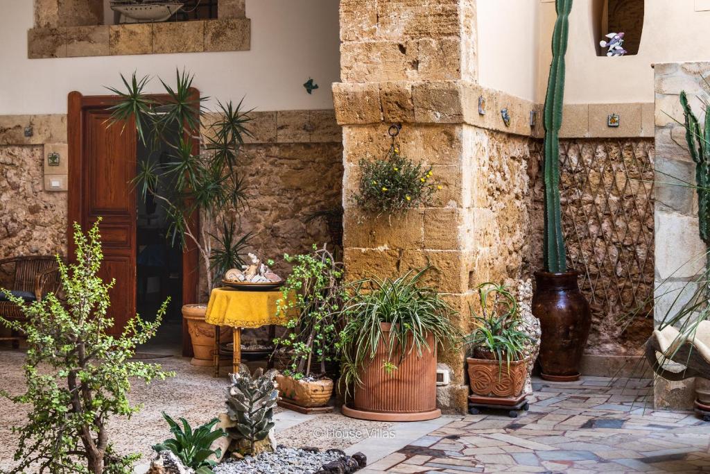 A garden outside House&Villas - La casa delle Stelle