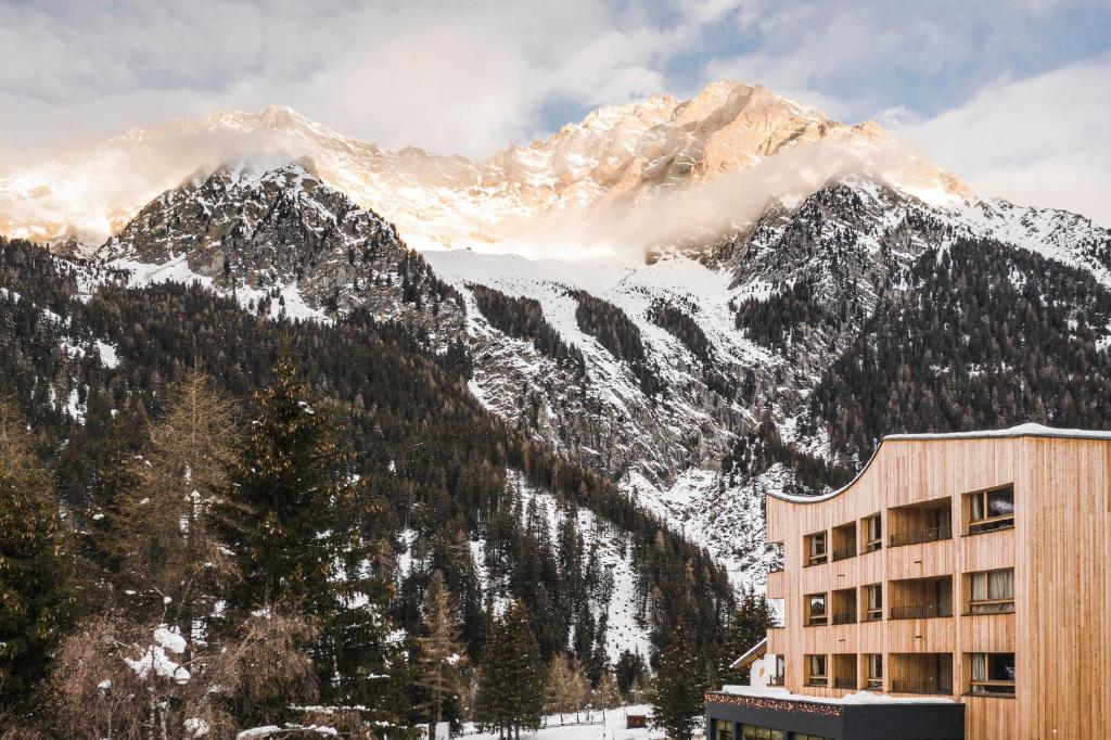 Vista generica sulle montagne o vista sulle montagne dall'interno dell'hotel