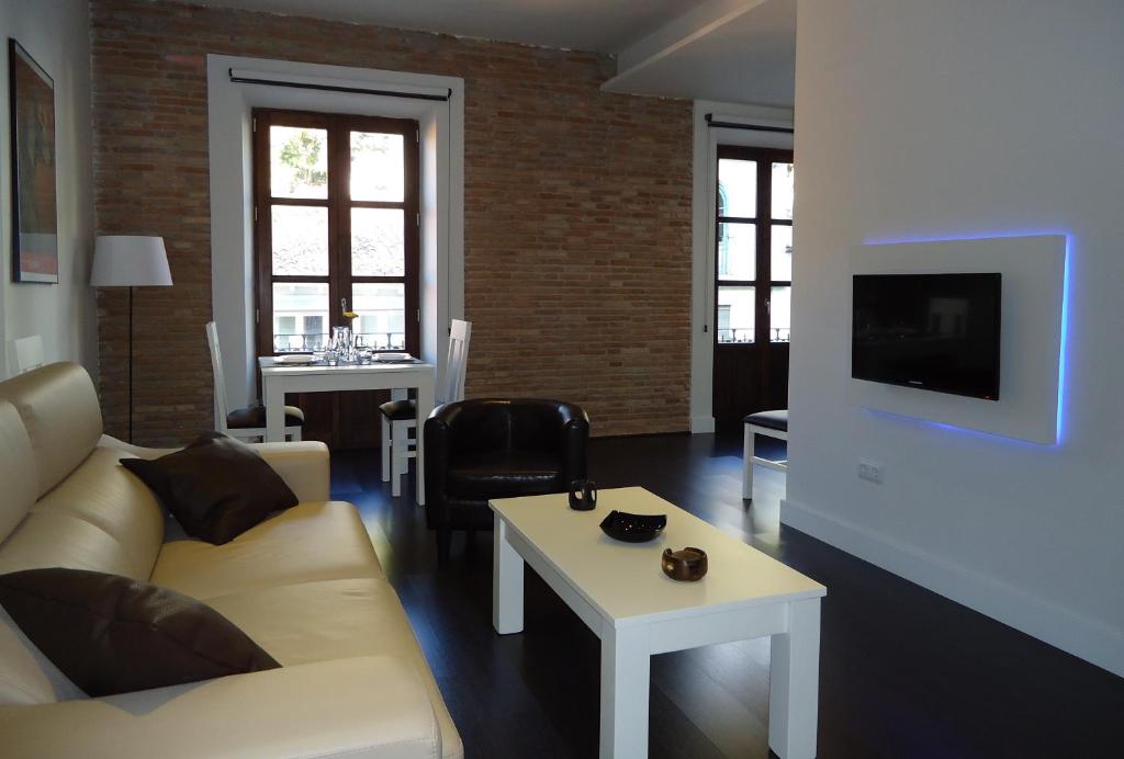 Apartamentos Turísticos Mauror - 2