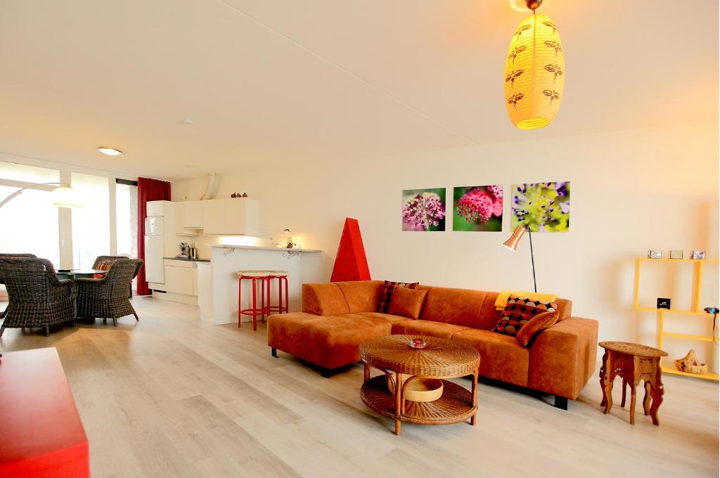 - un salon avec un canapé et une table dans l'établissement Kustverhuur, Appartement aan zee, Port Scaldis 05042, à Breskens
