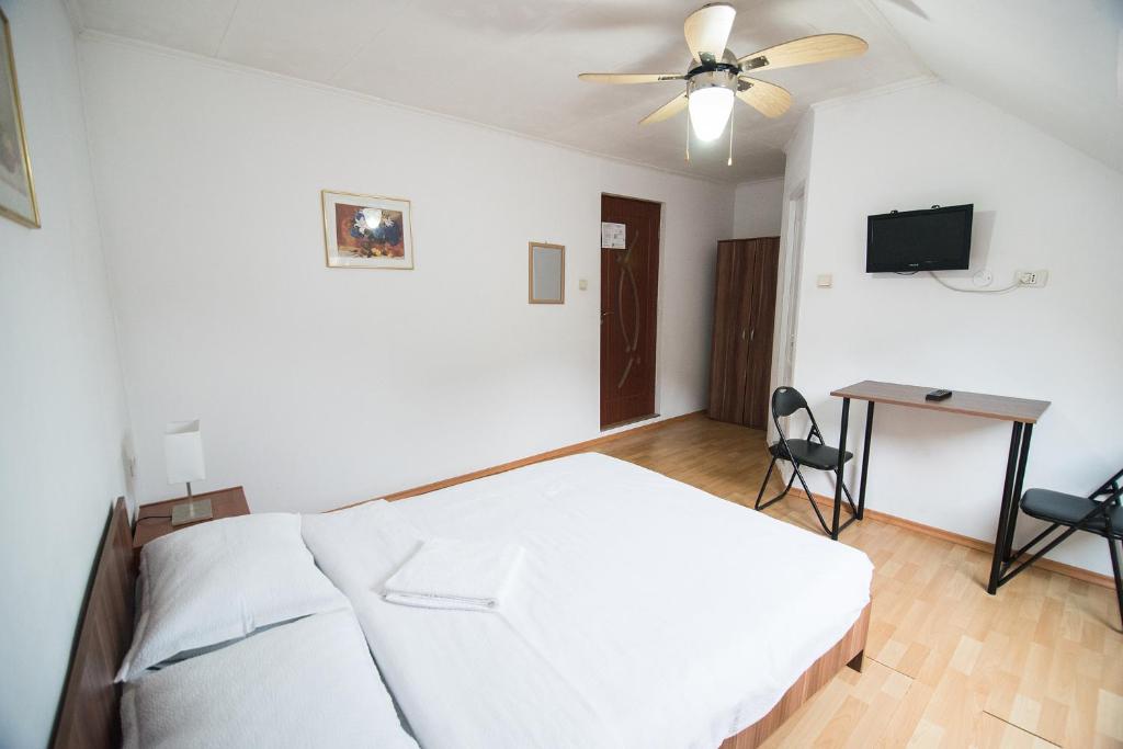 Postel nebo postele na pokoji v ubytování Transylvania Guest House