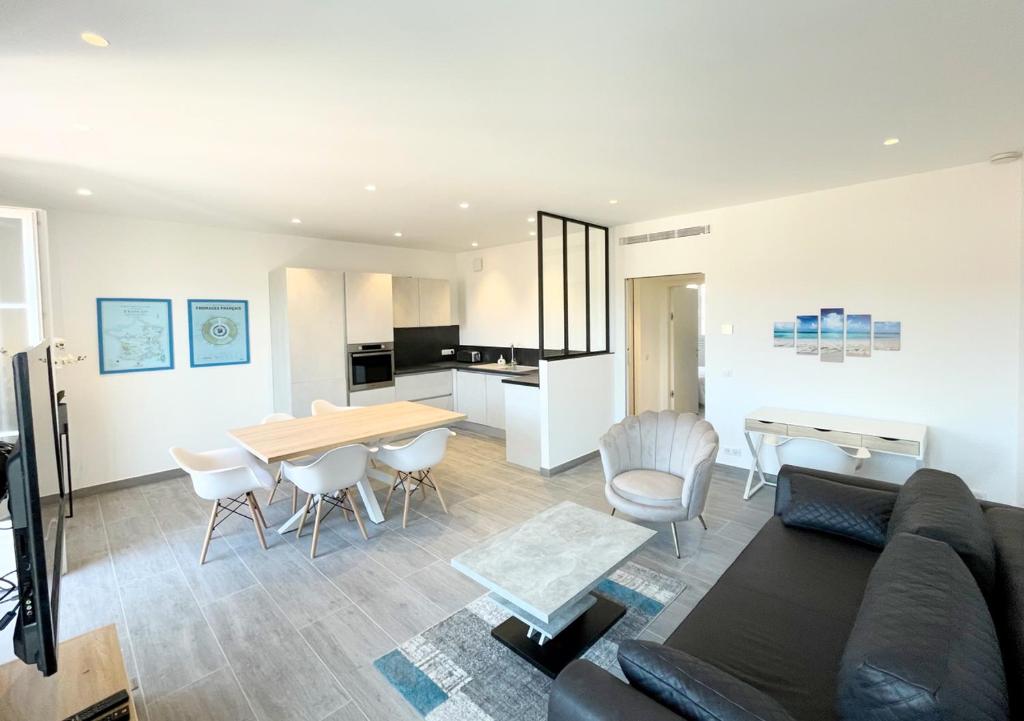 un salon avec un canapé et une table dans l'établissement Viva Riviera Deluxe Top Floor 2 Bedrooms 2 Bathrooms, à Cannes
