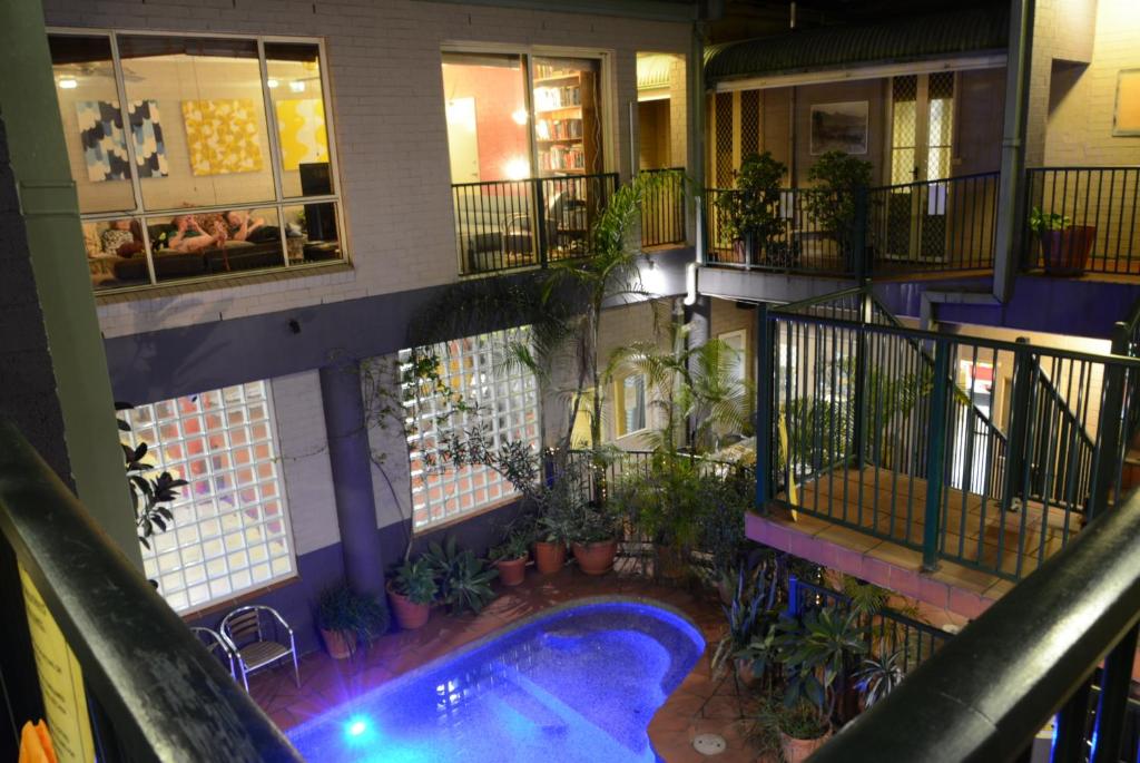 un edificio de apartamentos con piscina en un patio en Summer House Newtown, en Sídney