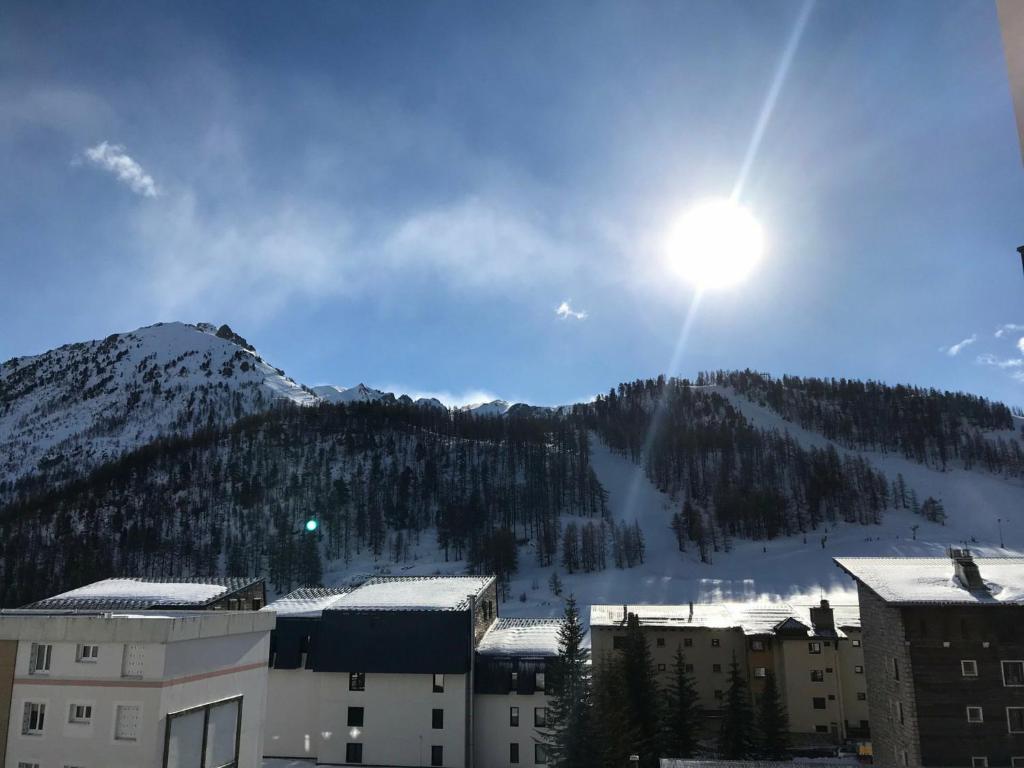 a view of a mountain with the sun in the sky at Appartement Montgenèvre, 2 pièces, 6 personnes - FR-1-445-98 in Montgenèvre