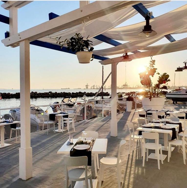 A restaurant or other place to eat at Room27