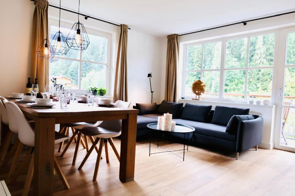 sala de estar con sofá azul y mesa en Haigis Lodge en Annaberg im Lammertal