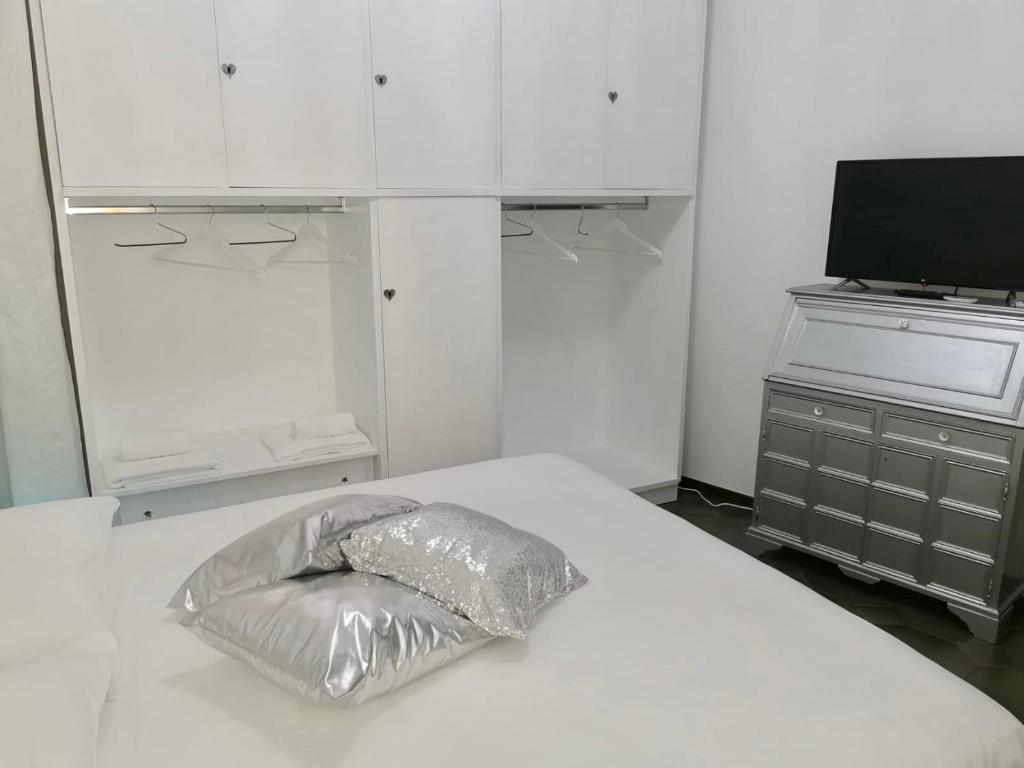 Łóżko lub łóżka w pokoju w obiekcie Cagliari Centro Città Rooms