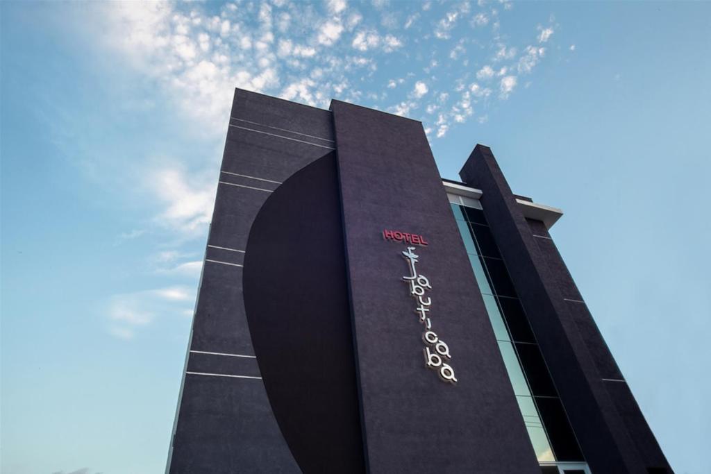 un edificio con un cartel en el costado en Hotel Jabuticaba, en São Paulo