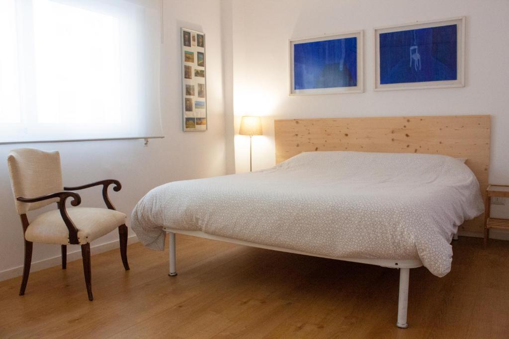 バーリにあるPutignani 178のベッドルーム(白いベッド1台、椅子付)