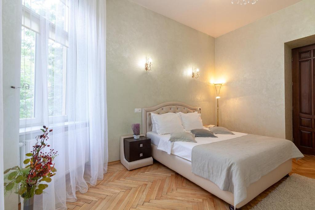 リヴィウにあるAlfa Apartments Levytskohoのベッドルーム(ベッド1台、窓付)
