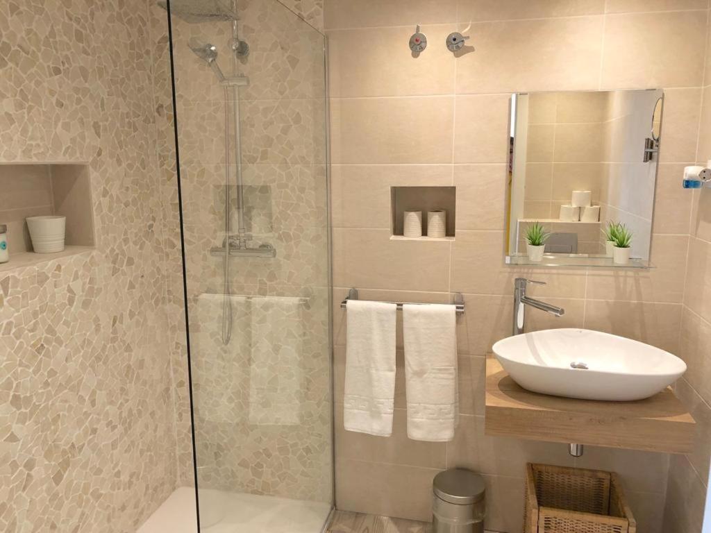 Kúpeľňa v ubytovaní Beachfront Penthouse - Heated Jacuzzi, BBQ & Bikes