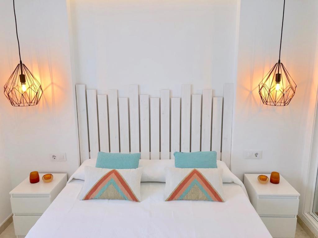Posteľ alebo postele v izbe v ubytovaní Beachfront Penthouse - Heated Jacuzzi, BBQ & Bikes
