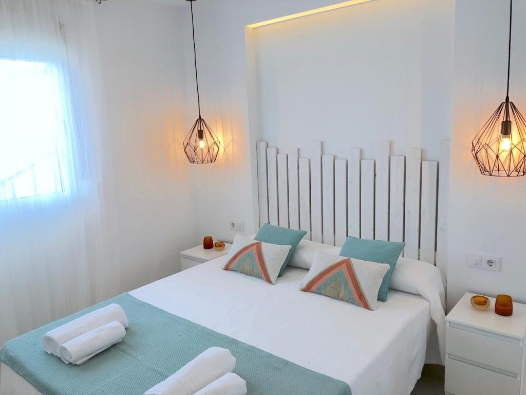 Posteľ alebo postele v izbe v ubytovaní Beachfront Penthouse - Heated Jacuzzi, BBQ & Bikes
