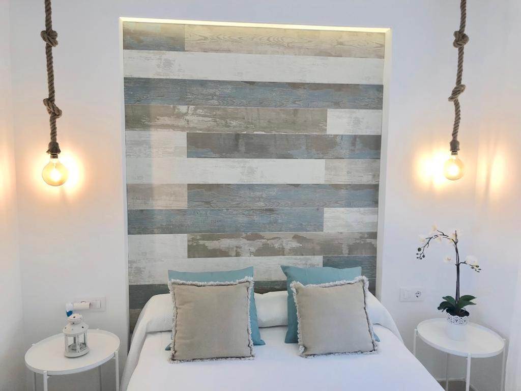 Posteľ alebo postele v izbe v ubytovaní Beachfront Penthouse - Heated Jacuzzi, BBQ & Bikes