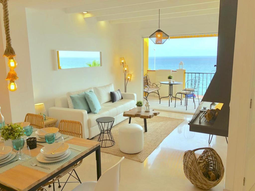 Posedenie v ubytovaní Beachfront Penthouse - Heated Jacuzzi, BBQ & Bikes
