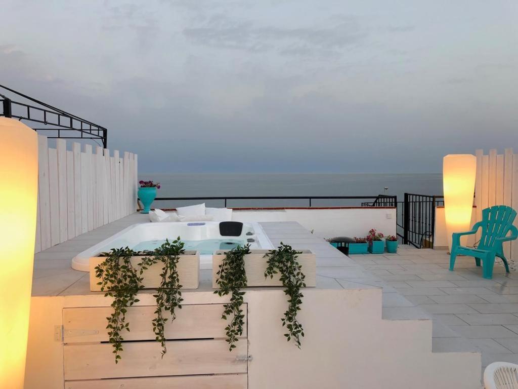 Balkón alebo terasa v ubytovaní Beachfront Penthouse - Heated Jacuzzi, BBQ & Bikes