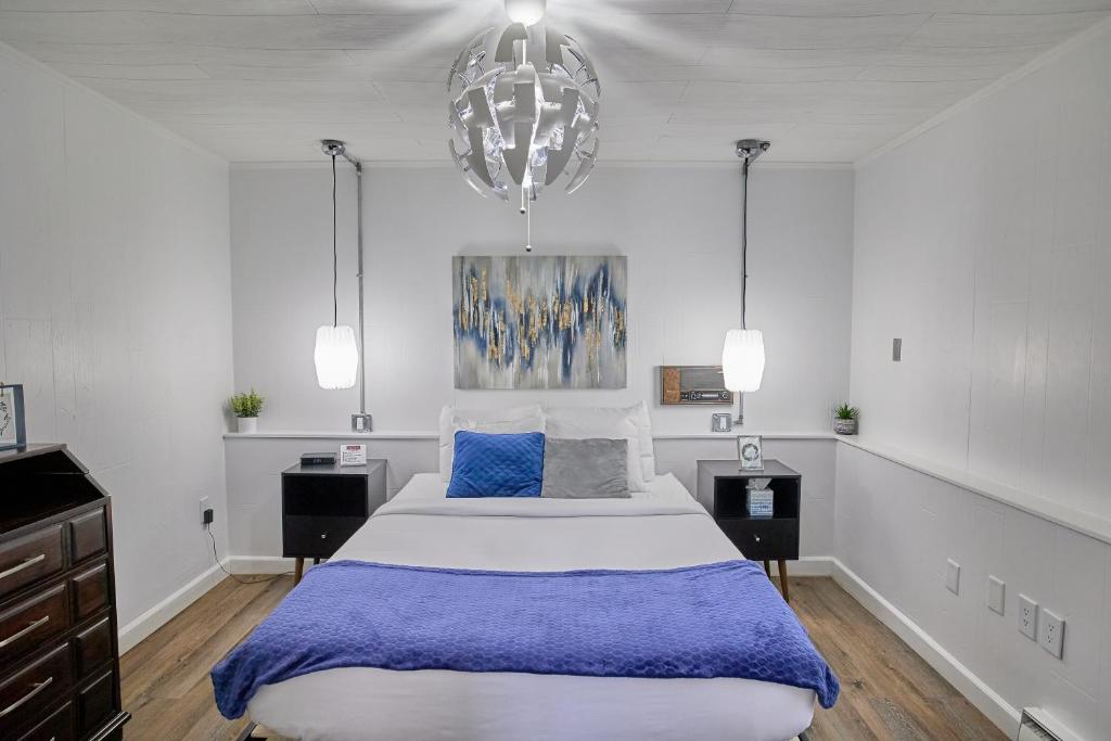 a bedroom with a large bed and a chandelier at Fairway Paradise in Lancaster