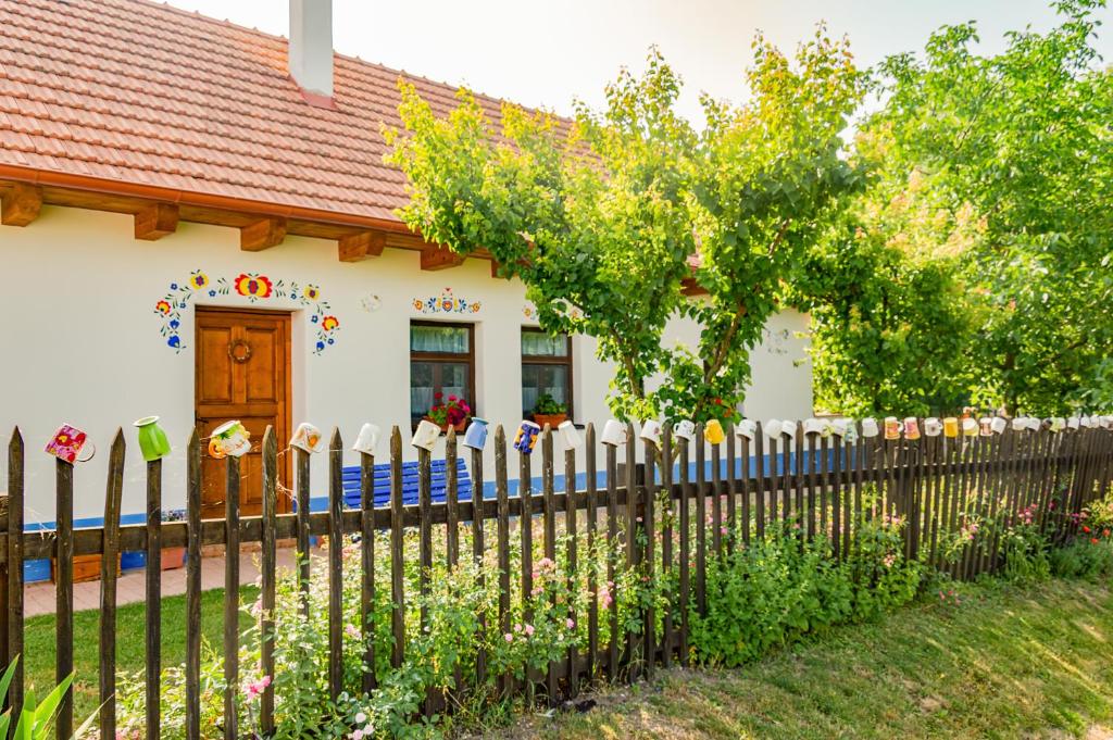 uma cerca de madeira em frente a uma casa em CHALUPA NA MLÝNĚ em Přítluky