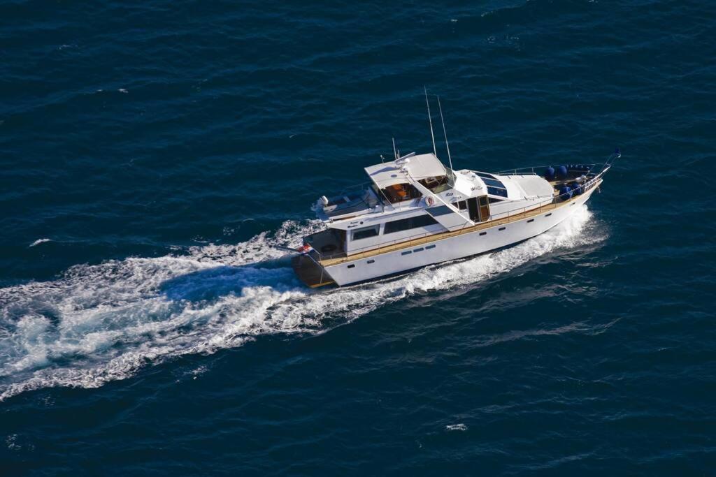 ein kleines Boot im Wasser des Ozeans in der Unterkunft Motor Boat Paloma Rea in Trogir