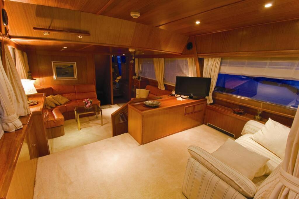 TV a/nebo společenská místnost v ubytování Motor Boat Paloma Rea