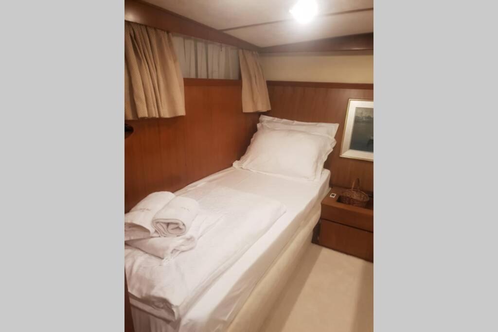 Postel nebo postele na pokoji v ubytování Motor Boat Paloma Rea