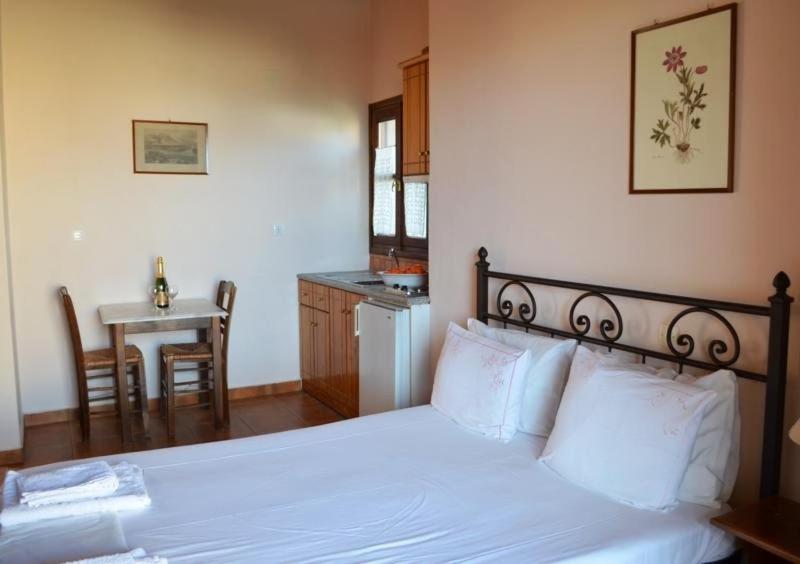 Postel nebo postele na pokoji v ubytování Alexandraki Rooms