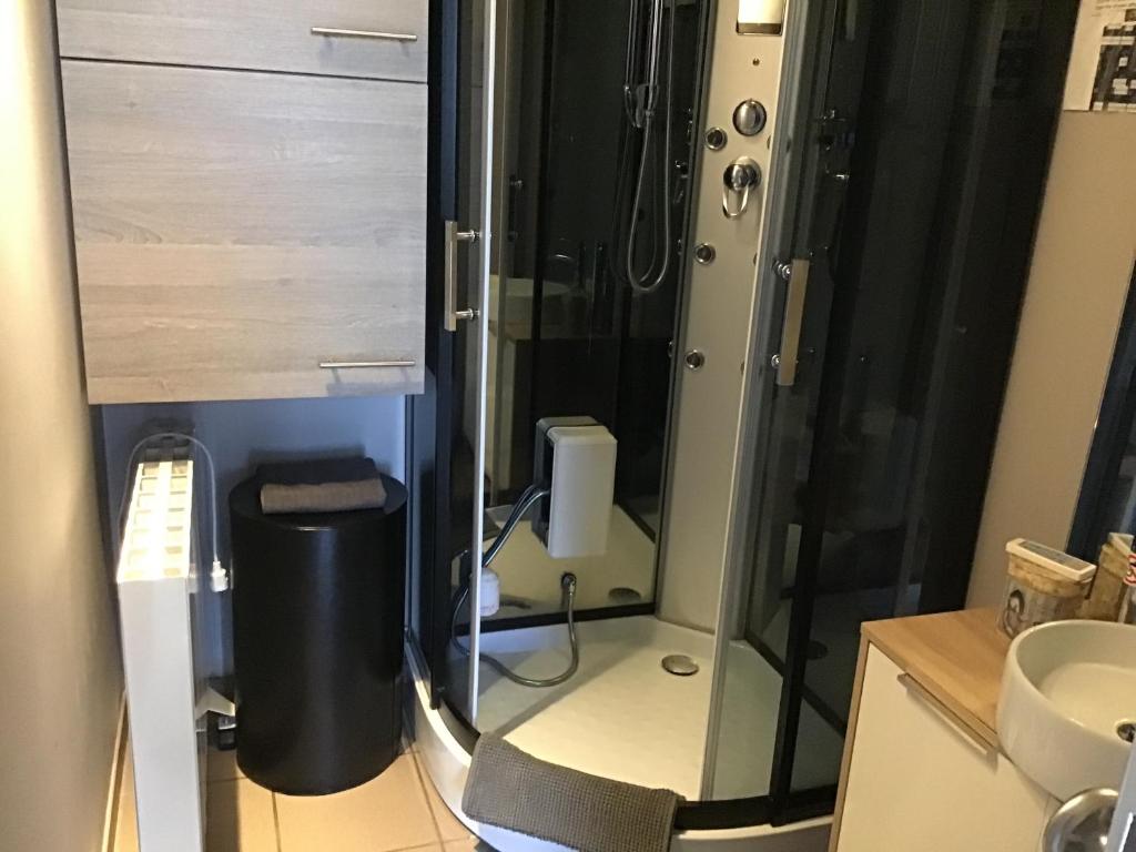 Koupelna v ubytování Studio Gardenroom Guesthouse De Steenberg met wellness & tuinzicht