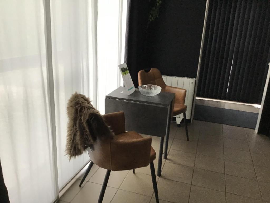 Posezení v ubytování Studio Gardenroom Guesthouse De Steenberg met wellness & tuinzicht