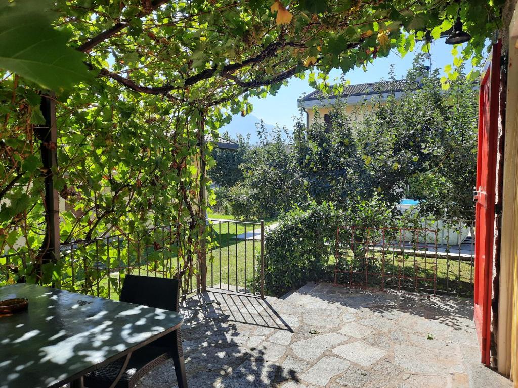 Ogród w obiekcie La casetta di Biancaneve Valtellina e lago di Como