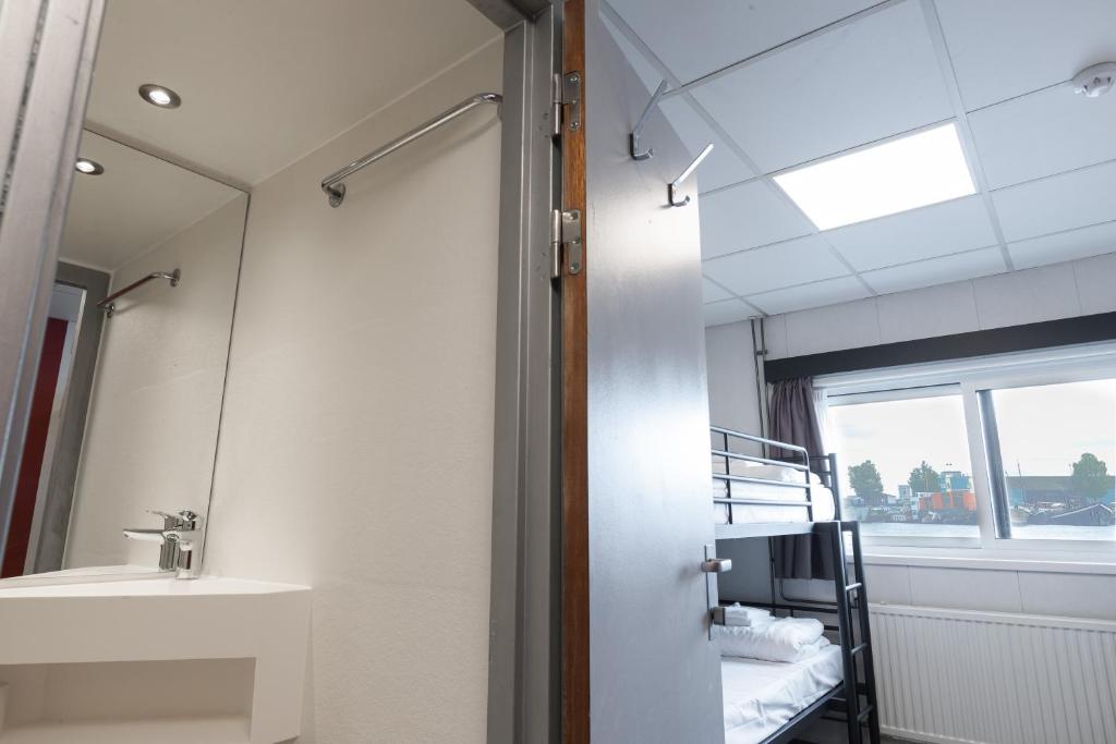 Botel - Bed In 8-Bed Mixed Dormitory Room