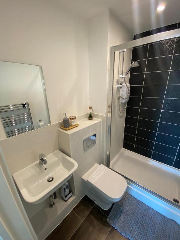 Koupelna v ubytování Oakgrove Apartment - 2 Bedroom with Terrance and private parking