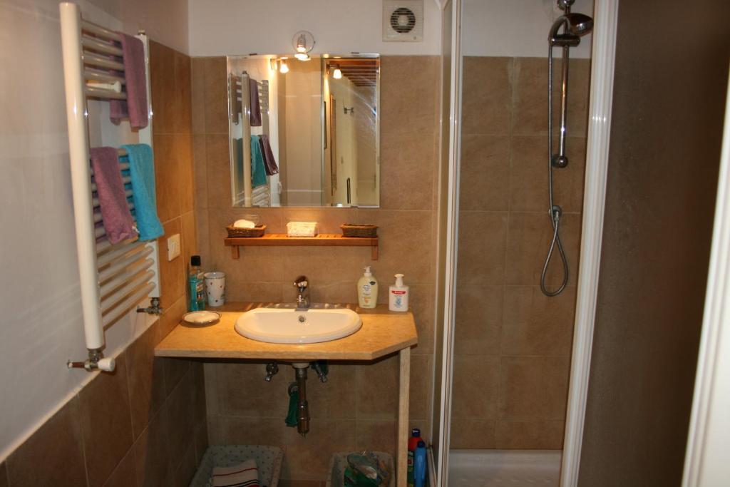 A bathroom at Piazzetta Santa Barbara