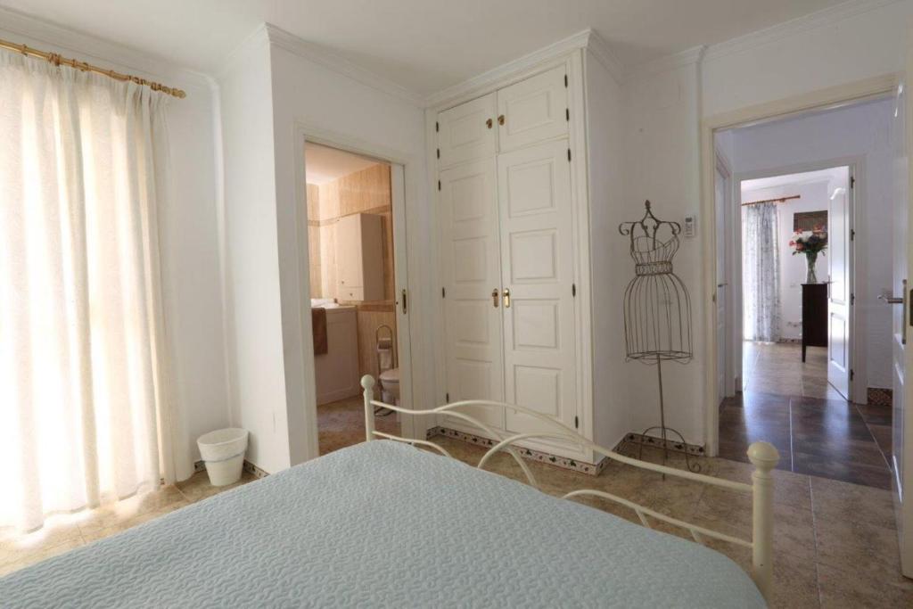 Postel nebo postele na pokoji v ubytování Delightful 5 Bed Villa in Fuengirola costa del sol