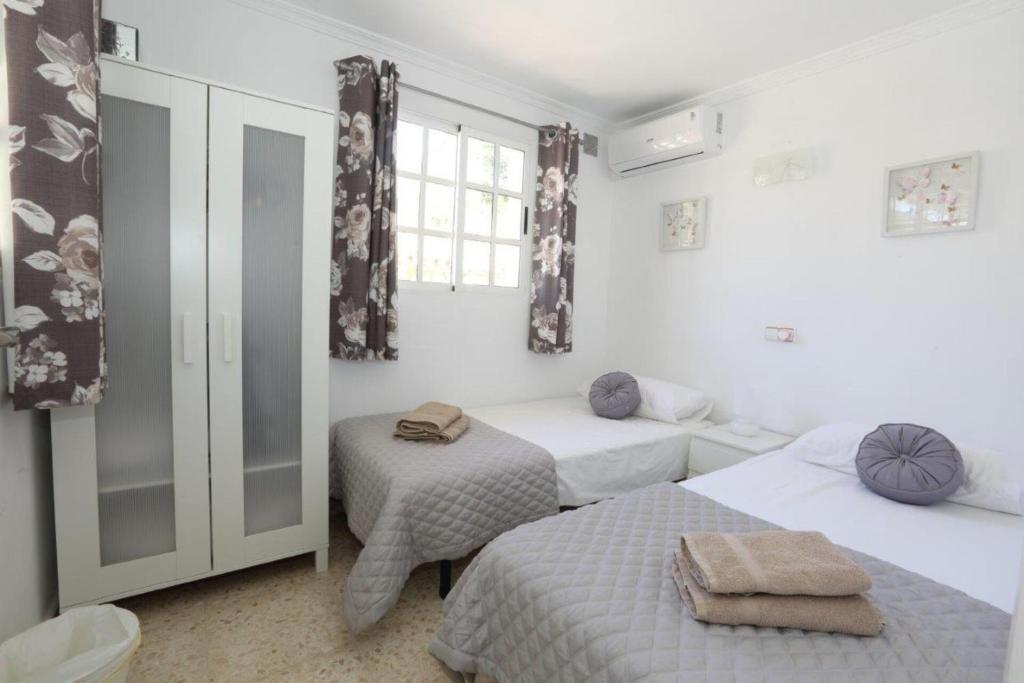 Postel nebo postele na pokoji v ubytování Delightful 5 Bed Villa in Fuengirola costa del sol